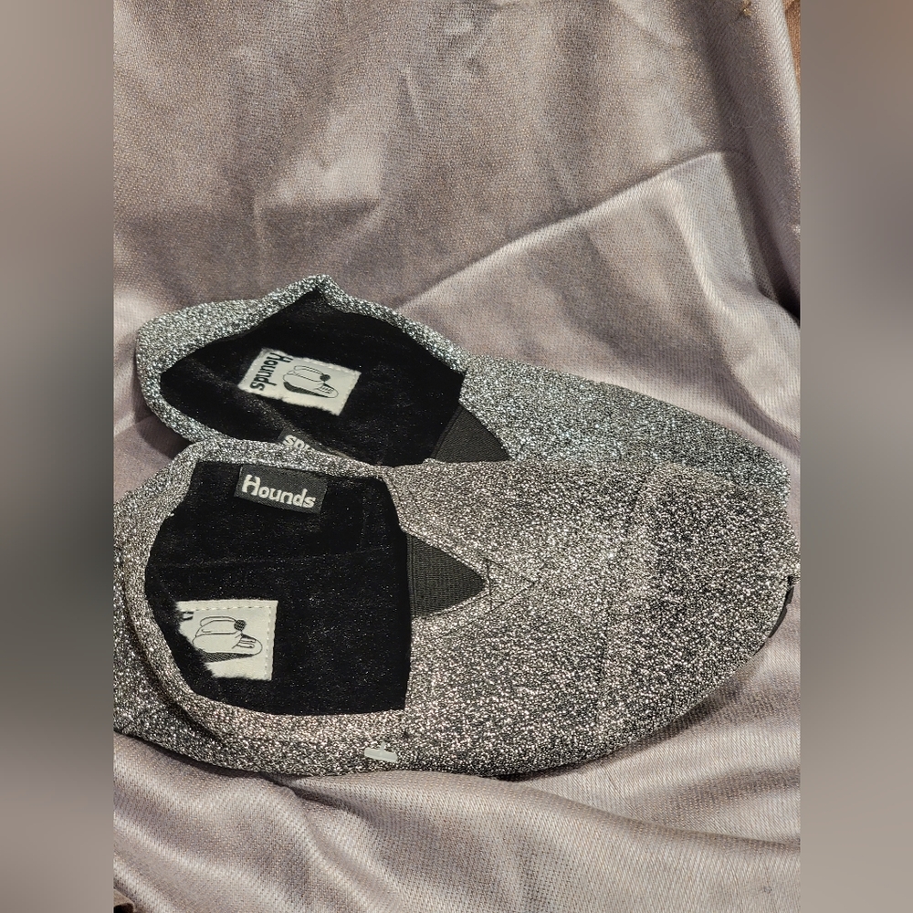 NWOT HOUNDS BY DAWGS WOMEN'S FLEECE LINED KAYMANNS GLITTER SHOE, SILVER ~SZ 7/8